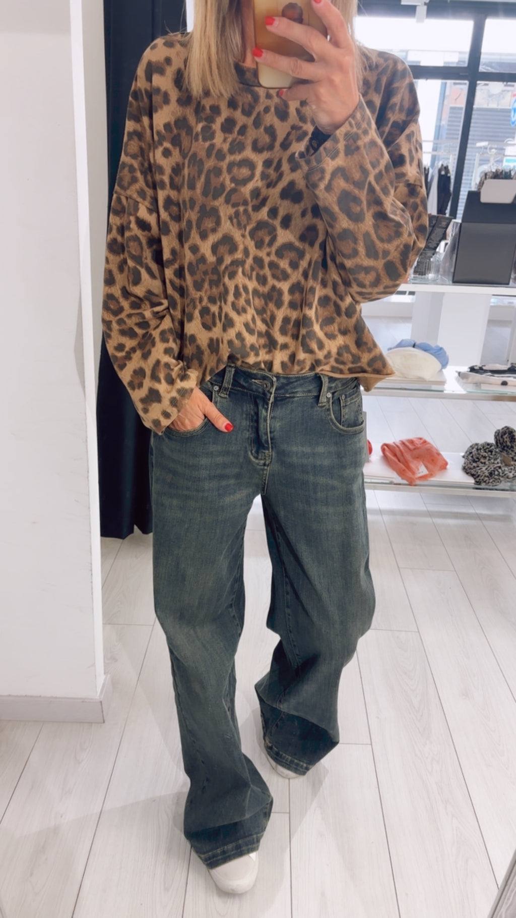T-SHIRT OVER LEO