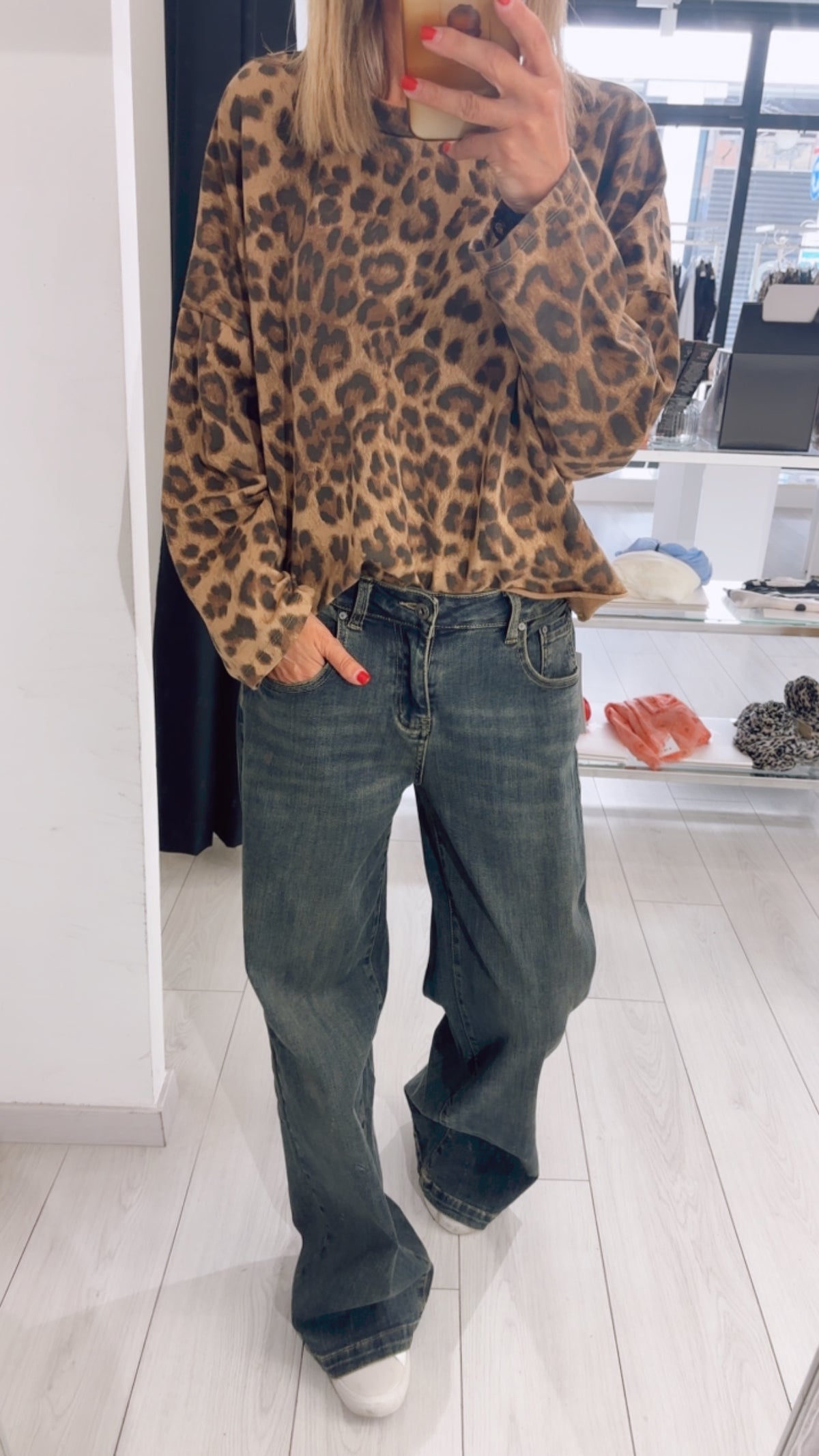T-SHIRT OVER LEO