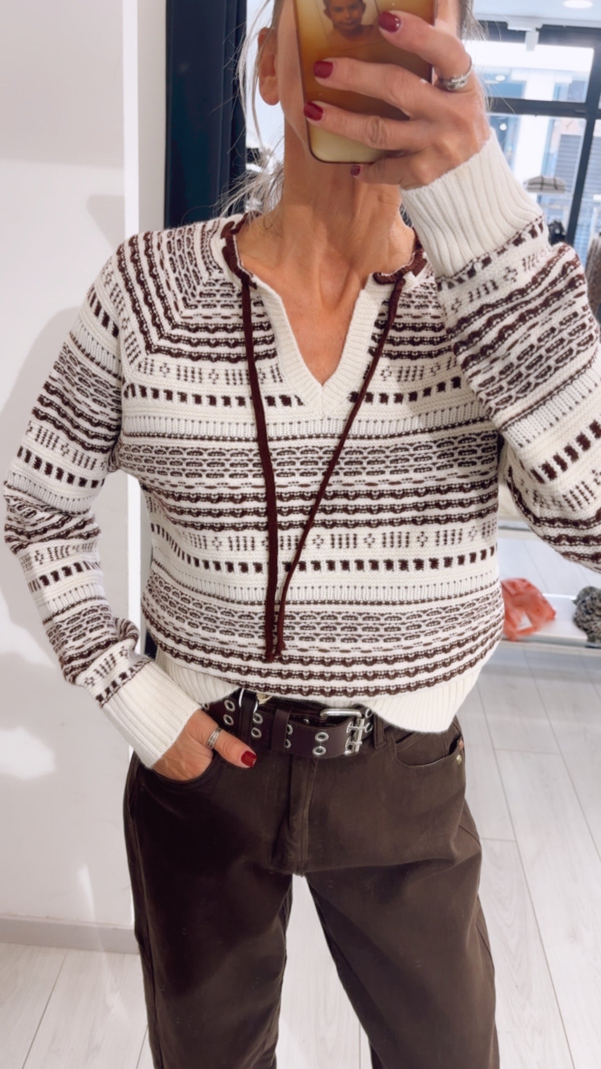 MAGLIA CON DETTAGLI A CONTRASTO