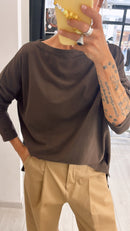 T-SHIRT OVER SCOLLO A BARCA MANICA LUNGA