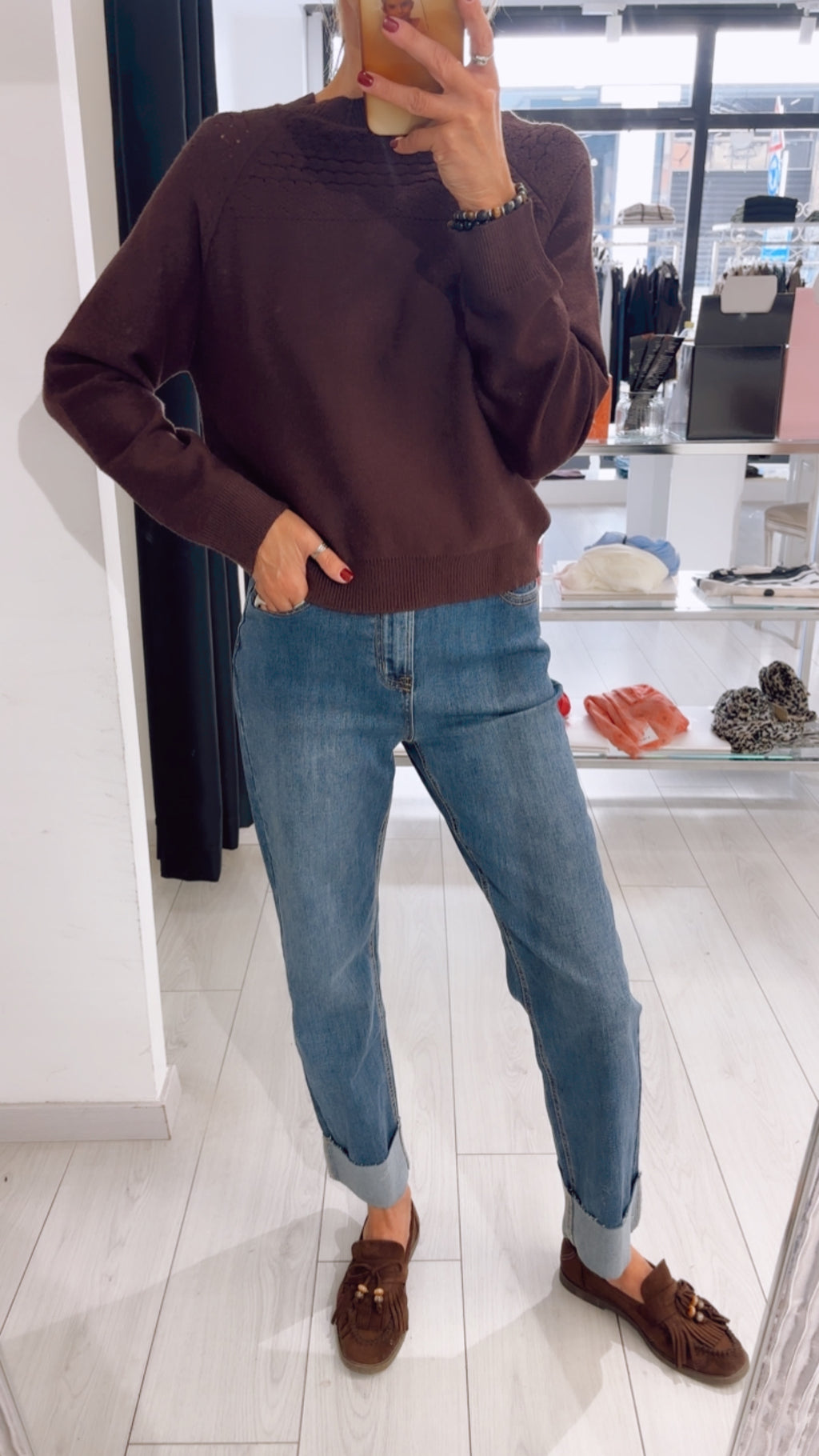 MAGLIA CON DETTAGLI TRAFORATI