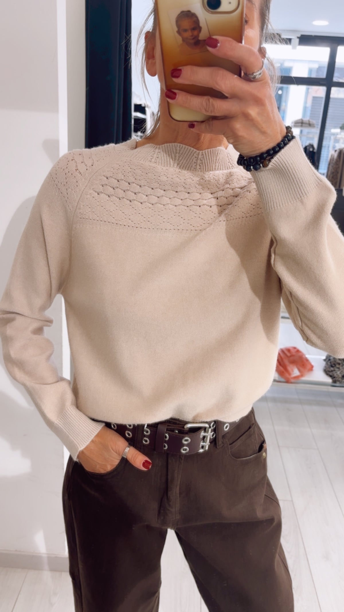 MAGLIA CON DETTAGLI TRAFORATI