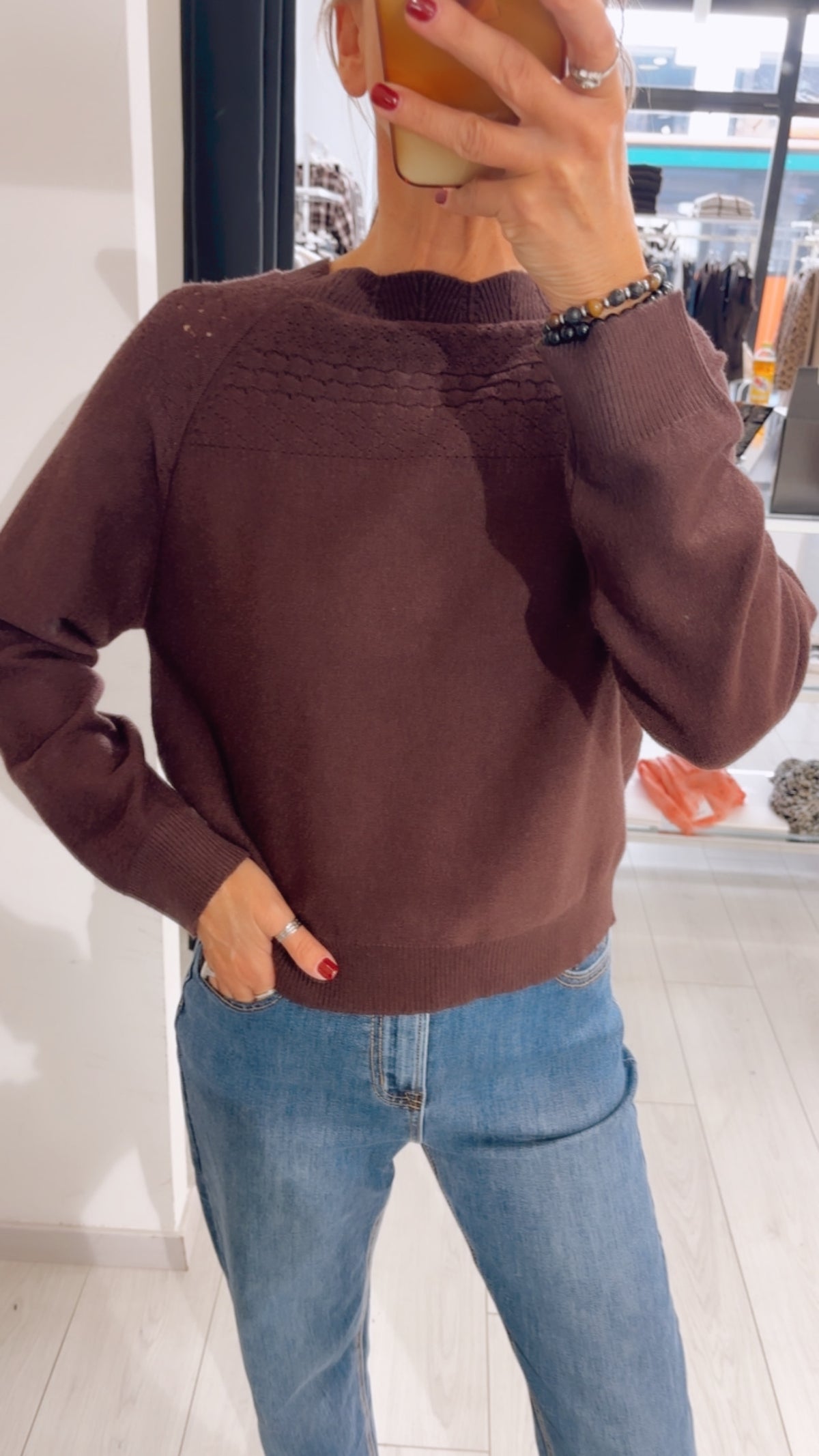 MAGLIA CON DETTAGLI TRAFORATI