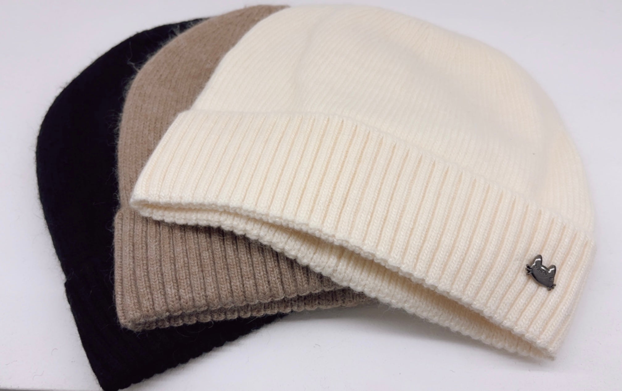 CAPPELLO TINTA UNITA CON RISVOLOTO